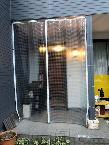 住宅の玄関に透明糸入りカーテン（耐寒）