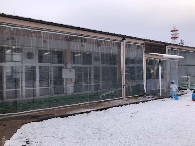 保育園のテラス用雪除け・寒さ除け透明糸入りカーテン
